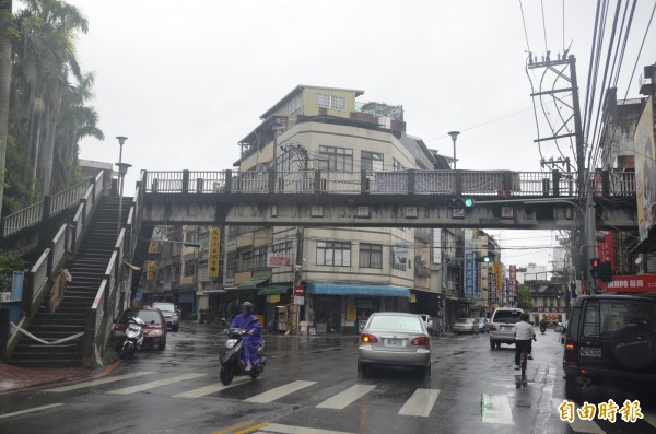 新竹縣政府準備拆除竹東國小前的樹杞林陸橋，目前請台電遷移線路，屆時將停電、封路施工，預期將有一段交通黑暗期。（記者廖雪茹攝）