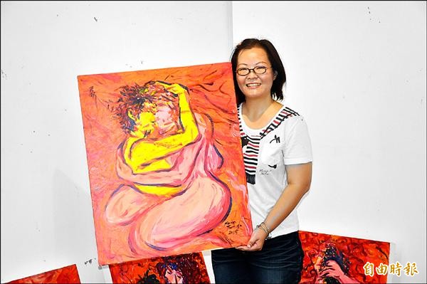 女性藝術家黃君欣與她的「慾仙慾死」系列畫作，明天起將在台東政府所營的鐵道藝術村展出。（記者黃明堂攝）