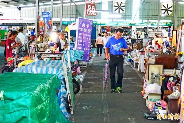 雖然被勒令停業，但跳蚤市場仍繼續運作。（記者黃文鍠攝）