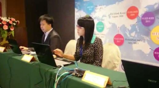 今日台南大學舉辦一場電腦圍棋與專業棋士之戰，派出「紅面棋王」周俊勳（左）挑戰電腦。（圖擷取自影片）