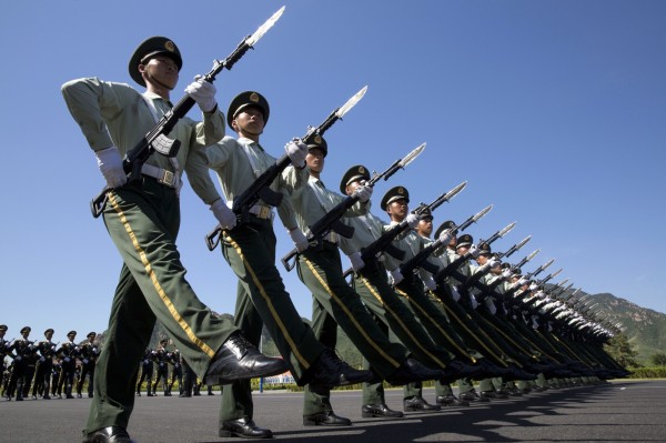 中國九三閱兵在即，對於參與閱兵的活動核心人員以及空軍飛行員實施空前嚴格的政治審查，審查如此嚴格的原因是官方為了防止飛行員駕機衝撞天安門。（美聯社）