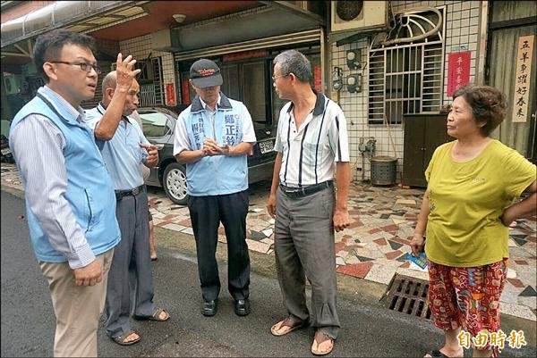 新竹市議員鄭正鈐（左）接獲內湖里居民陳情，指里內中華電信架設基地台，密度太高，里內已有廿七人罹癌，懷疑與基地台的電磁波有關，要求中華電信遷移，解決居民疑慮。（記者洪美秀攝）