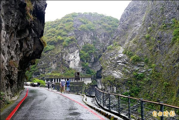 太魯閣燕子口西端福磯斷崖，今起將進行4天刷坡工程。（記者王峻祺攝）