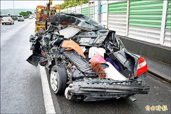 國道連環追撞，其中1輛車幾乎被撞成廢鐵。（記者湯世名攝）