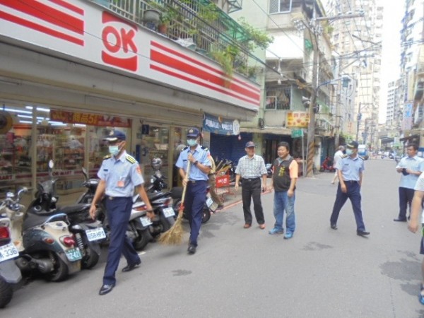 海巡弟兄們也拿起掃帚帶上口罩，與民眾共同抵抗病媒蚊孳生。（記者徐聖倫翻攝）

