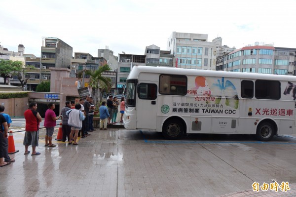 鹿港鎮公所廣場停著Ｘ光巡迴車，讓民眾領普度品也可以順道顧身體，做檢查。（記者劉曉欣攝）