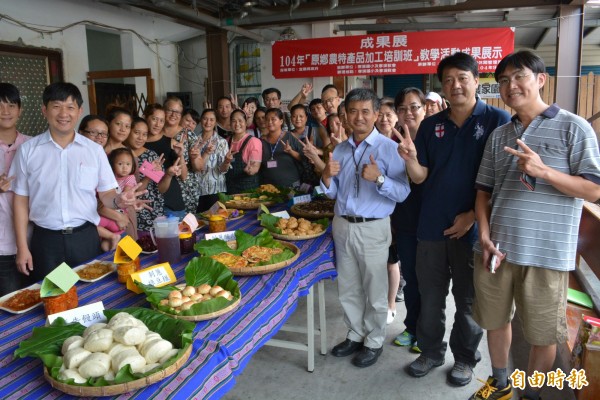 蘭陽技術學院休閒管理系和宜縣府合作，在大同鄉寒溪村開設「原鄉農特產品加工特訓班」（記者朱則瑋攝）