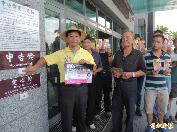 頭城鎮議員補選候選人蔡文益（左一），今天到地檢署按鈴控告對手蔣家鈴違反選罷法。（記者江志雄攝）