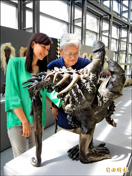 藝術評論家劉文潭（右）與陶博館館長陳春蘭一同欣賞杜爾的個展。（記者張安蕎攝）