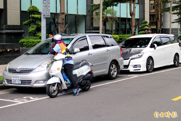 台北市八公尺以下的巷弄停車格今年十二月一日起將統一全面收費。（記者郭逸攝）