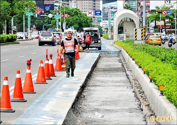 優化公車專用道忠明國小站往火車站方向，進站處路面破損，市府要求廠商加大改善範圍。（記者張菁雅攝）