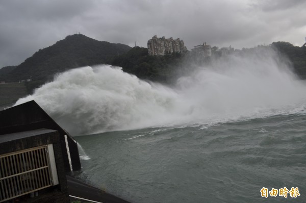 集水區降雨豐，石門水庫實施調節性放水。（記者李容萍攝）