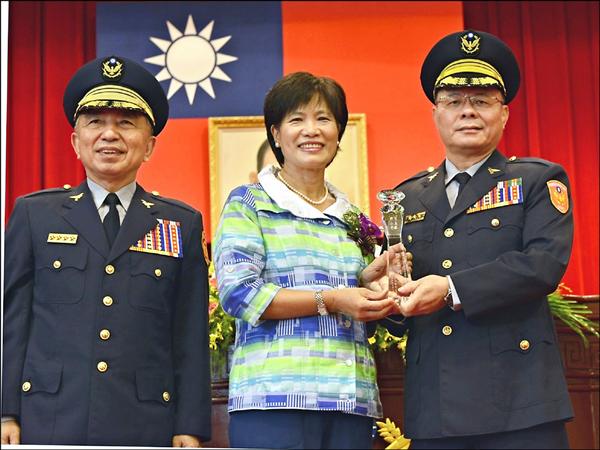 內政部次長林慈玲（中）昨頒獎給新北市警局長胡木源（右）。左為警大校長刁建生。（圖由警方提供）