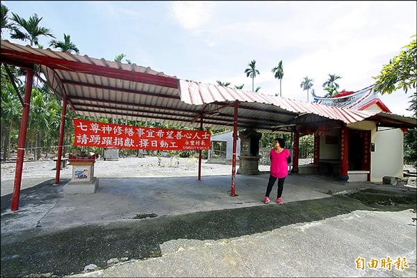 竹田鄉永豐村七尊神廟拉起布條，發起集資整修活動，希望動員搶救百年文化。（記者邱芷柔攝）