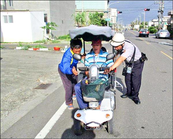 警方巡邏發現方翁電動車沒電「顧路」，一路助推三公里把老翁送到家。（記者蘇福男翻攝）