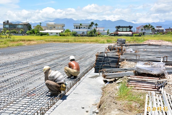 宜蘭房子紛紛建起，部分工地非法雇用外勞，圖為台灣工人，非外籍勞工。（記者朱則瑋攝）