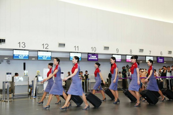 華信航空（1日）全面換穿新制服，空姐與地勤人員特此在機場舉行快閃活動。（圖由華信航空提供）