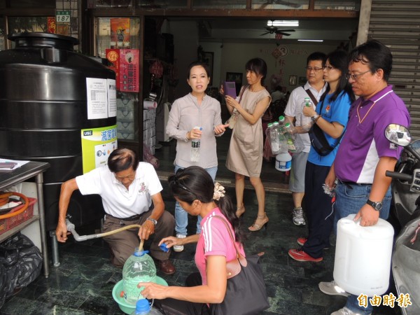 台南防治登革熱各出奇招，有電解水業者提供滅菌電解水給市議員林美燕（左三，立者）免費分享民眾與學校。（記者王俊忠攝）