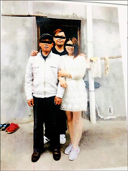 葉姓台商的兒子（中）前往中國，涉嫌與同齡的「繼母」陳女假結婚，還與「岳父」合影。（記者余瑞仁翻攝）