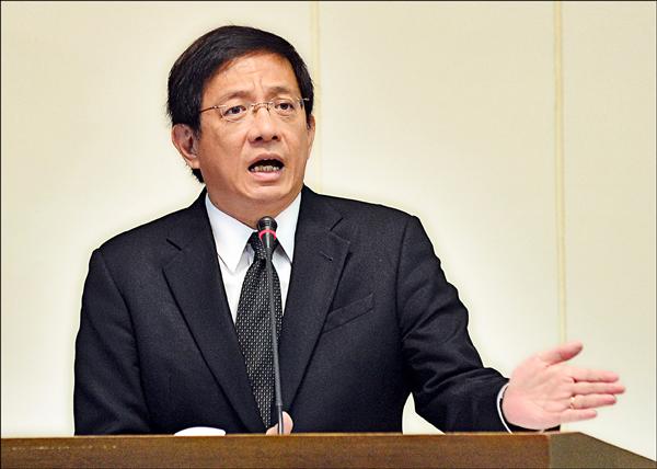國民黨前主席連戰赴中國參加閱兵,還提出國共聯合抗戰史觀,此爭議言行惹火國發會前主委管中閔,昨氣得在臉書大罵連戰「不是東西、丟人現眼」。(資料照) 國民黨前主席連戰赴中國參加閱兵,還提出國共聯合抗戰史觀,此爭議言行惹火國發會前主委管中閔,昨氣得在臉書大罵連戰「不是東西、丟人現眼」。(資料照)