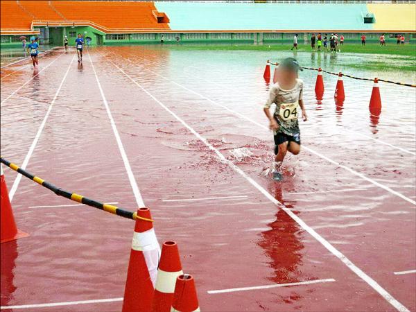 南市日前大雨，南市體育場猶如小型游泳池，選手在水中「漫跑」。（議員林燕祝提供）