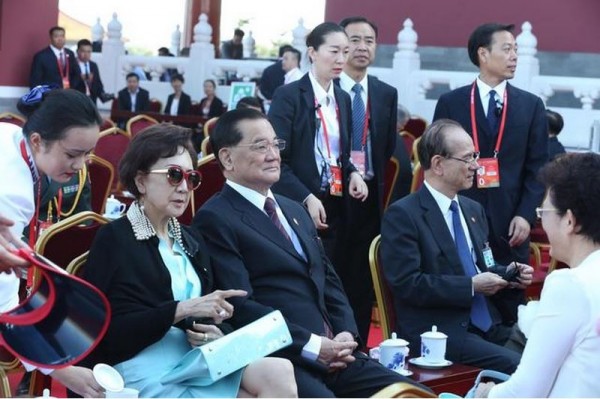 中國國民黨前榮譽主席連戰與夫人連方瑀就坐。（圖擷自中新網） 