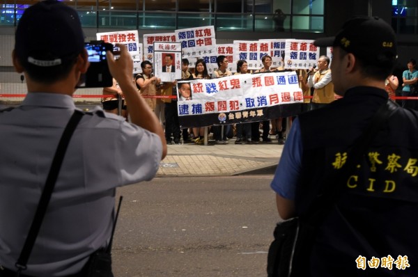 國民黨前榮譽黨主席連戰今晚搭機返回台灣，航警局不敢大意，動員300餘警力維安。（記者朱沛雄攝）