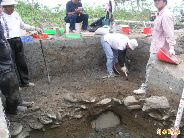 圖為2004年間，舊香蘭遺址考古隊在香蘭外環道一處釋迦園中，發現一具千年石棺。（資料照）