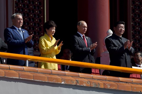雖然西方國家冷淡對待閱兵式，但南韓總統朴槿惠（左二）、俄羅斯總統普廷（右二）出席參加，和中國國家主席習近平（右一）站在一起。最左為哈薩克總統納扎爾巴耶夫。（法新社）　