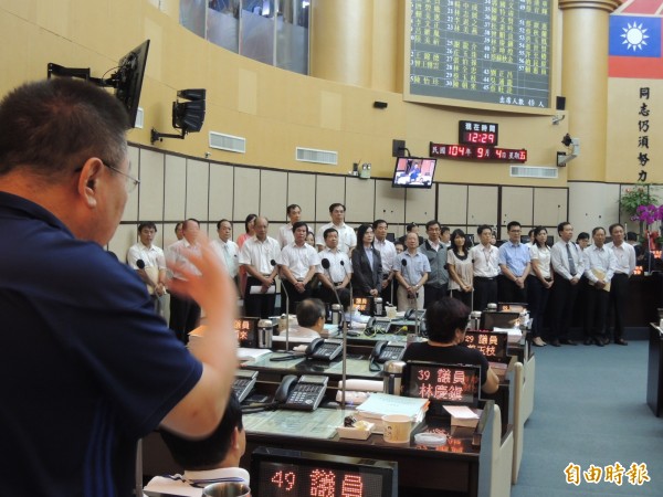 國民黨議員蔡育輝點名區長表態。（記者洪瑞琴攝）