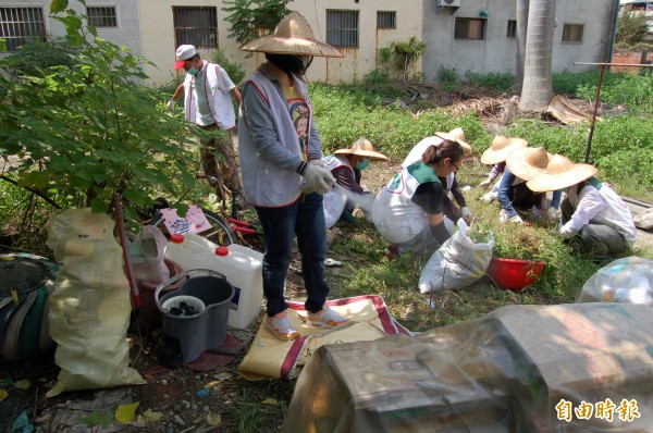 北台南家扶青年成立防疫大隊，今天到受助戶清掃環境。（記者楊金城攝）