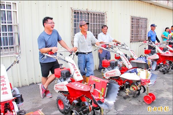 田尾鄉農民開心的領到新農機。（記者陳冠備攝）