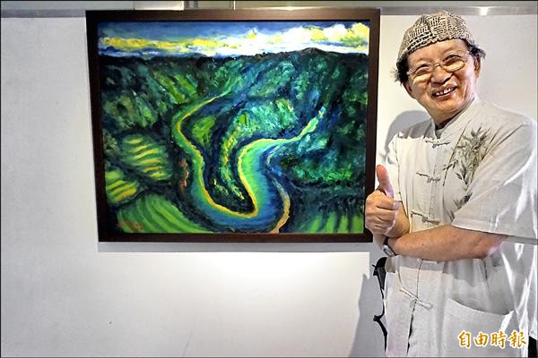 藝術家李春賢生動描繪出翡翠水庫源頭的美景《坪林大舌湖》，盼藉此推廣坪林觀光。（記者張安蕎攝）