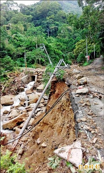 竹崙路坍方嚴重，電線桿隨處倒落。（記者張安蕎攝）