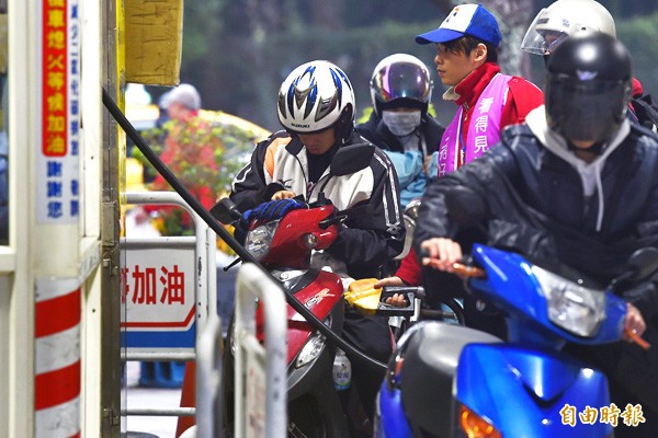 國際油價近期暴跌又暴漲，牽動國內大跌後又大漲。（資料照）