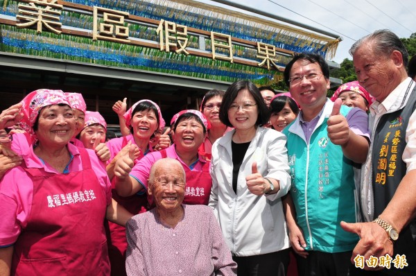 國民黨總統參選人洪秀柱、親民黨總統參選人宋楚瑜相繼宣布「閉關」，暫停選舉行程，蔡英文今天下午被媒體問到想不想也休息一下？小英立刻回應「我沒有躺著選啊！我還是一直在跑啊！」（資料照，記者李忠憲攝）