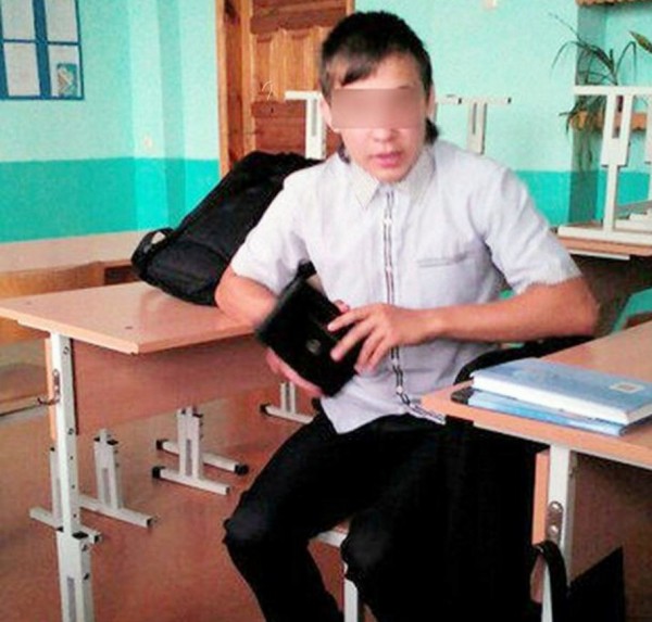俄羅斯一名17歲少年在家中連玩22天的線上遊戲，竟暴斃身亡。（圖取自《鏡報》）