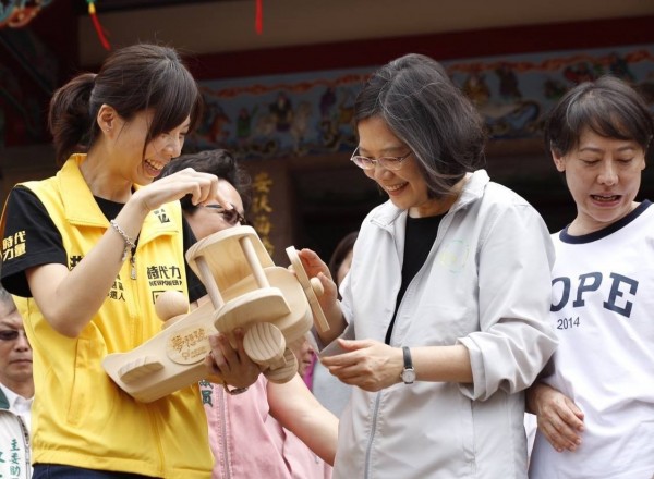 小英呼籲，「潭子、大雅、神岡、后里的朋友，支持讓大家疼惜，更讓大家驕傲的洪慈庸」。（圖擷取自蔡英文臉書）