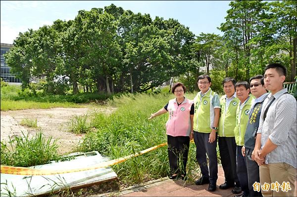 「戰基處」土地閒置20餘年，中興大學短期內無力購買，先闢建停車場。（記者張瑞楨攝）