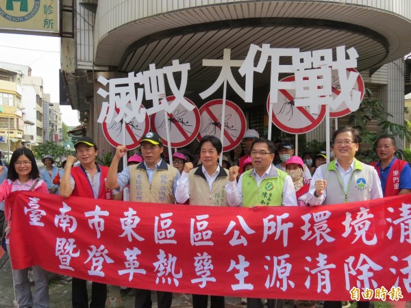 台南市展開「滅蚊大作戰」，市長賴清德（中）呼籲市民站出來徹底清除孳生源。（記者蔡文居攝）