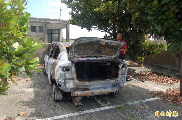 東勢凌晨焚毀的轎車沒有車牌，員警從車身號碼查出是失竊車。（記者陳燦坤攝）