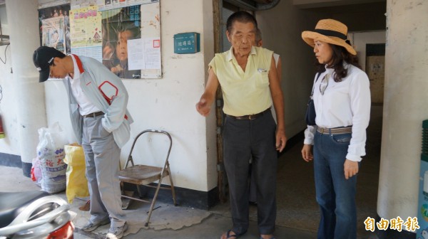 成功大學校長蘇慧貞（右一）走進社區協助政府防治登革熱。（記者王俊忠攝）