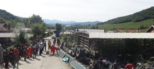 吉林省楊木溝村今上午傳出大卡車失控翻覆，並波及一名女子，一名村民聽聞聲響後前往協助救援，不料約半小時後竟發現埋在磚塊底下的，竟是自己的妻子，且已傷重不治！（圖擷自澎湃新聞）