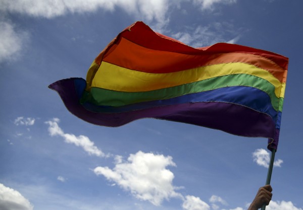 代表著同性戀族群的彩虹旗幟在藍天中揮舞。（法新社）