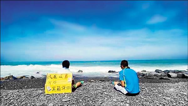 「我在環島，我反黑箱課綱」希望走遍台灣每寸海岸線，圖為當時行經旭海留影。（好猿攝影工作室提供）