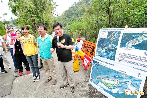 台中市長林佳龍到豐原北坑步道登山視察，允諾解決停車位不足等問題。（記者李忠憲攝）