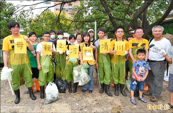 立委參選人柯劭臻（中），昨與反對柳川加蓋等公民團體一同進行柳川淨川活動。（記者廖耀東攝）