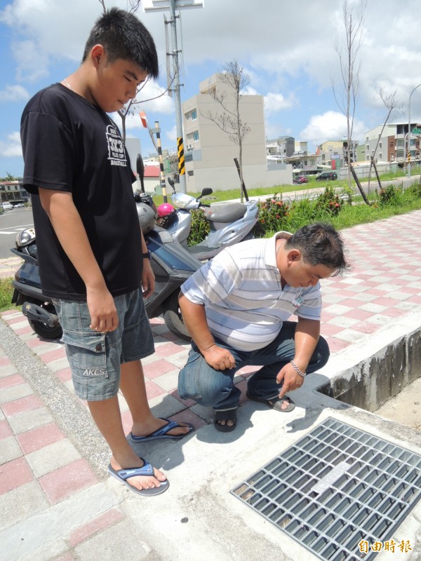 市民蔡國文帶孩子巡察居家周遭社區環境。（記者洪瑞琴攝）