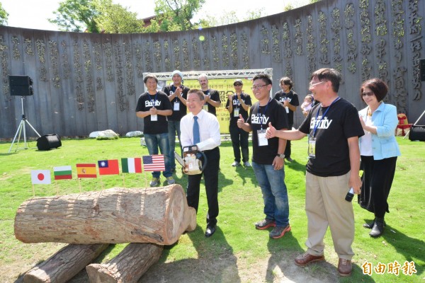 彰化縣長魏明谷在八卦山賴和詩牆前方，為公共藝術創作饗宴揭開序幕。（記者劉曉欣攝）