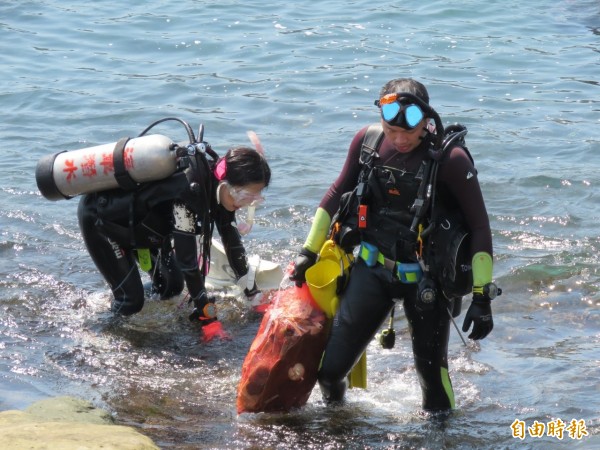 基隆區漁會今天（6日）早上於潮境公園望海巷，舉辦「基隆市希望海灣親海淨海活動」，包括120名潛水人員在內共200多位志工淨海，清出大批垃圾。（記者俞肇福攝）